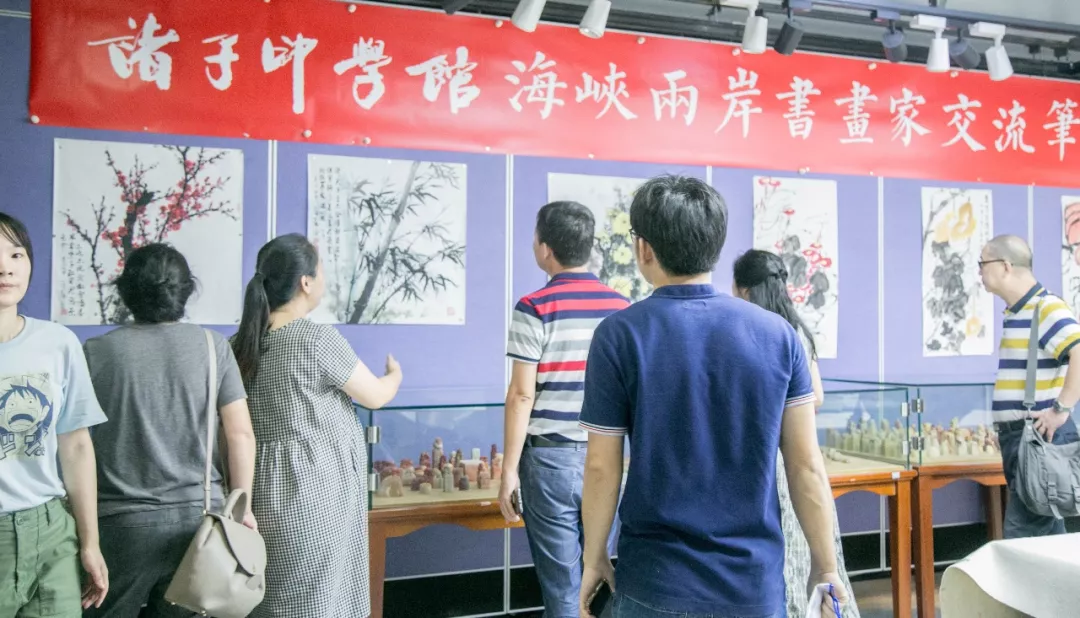 深圳信息职业技术学院代表参观深圳市商业美术设计促进会
